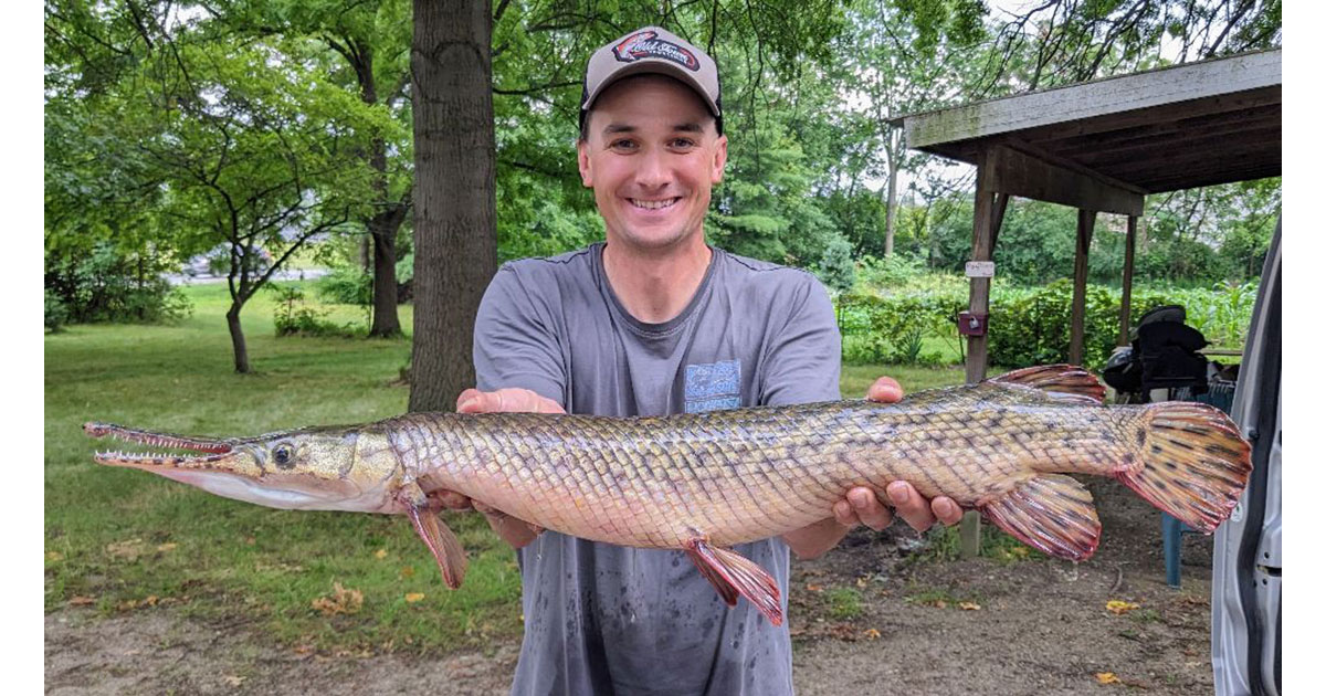 Fort Wayne resident Kyle Hammond with record spotted gar