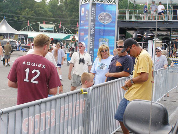 Zona signing autographs